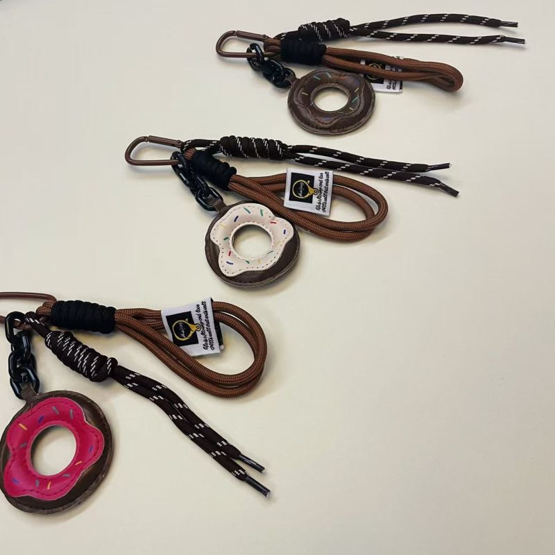 Donut formos rankinės pakabukas su vaisių raštu, nailoninis pakabukas rankinėms, stilius: nacionalinė tendencija ir naujasis stilius (Nailonas; Vaisių raštas; Stilius: Nacionalinė tendencija ir Naujas stilius; Sezonas: Žiema 2024)