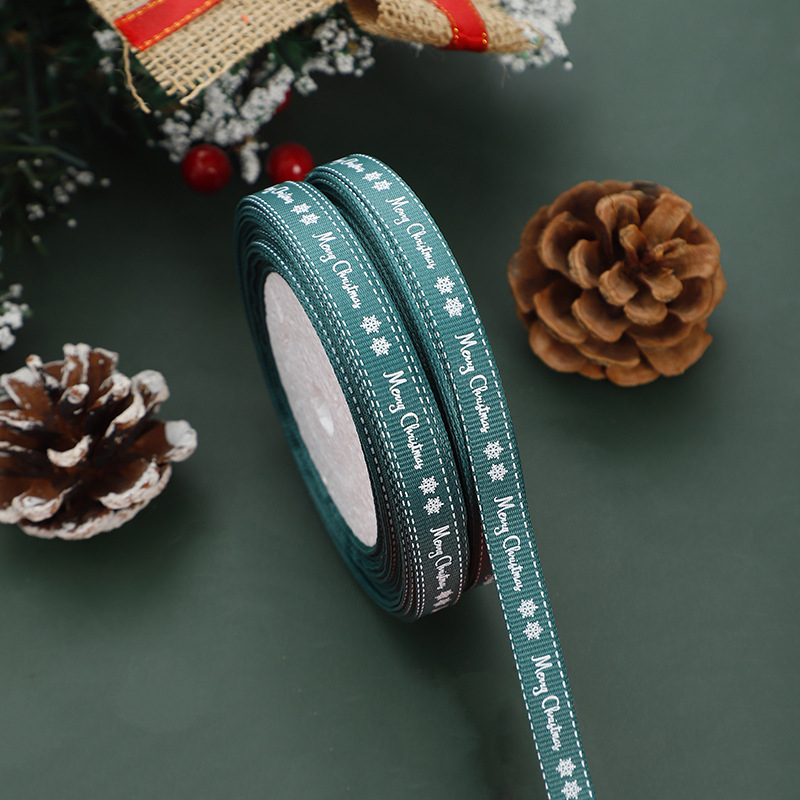 1 cm pločio Kalėdų eglutės motyvo kaspinas su siūlų spauda, raudona ir žalia, skirtas dovanų įvyniojimui