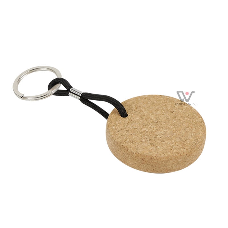 Drveni ključ s kuglom od pluta, lasersko logo, moderan minimalistički dizajn; materijal: drvo+PU; model: drveni ključ