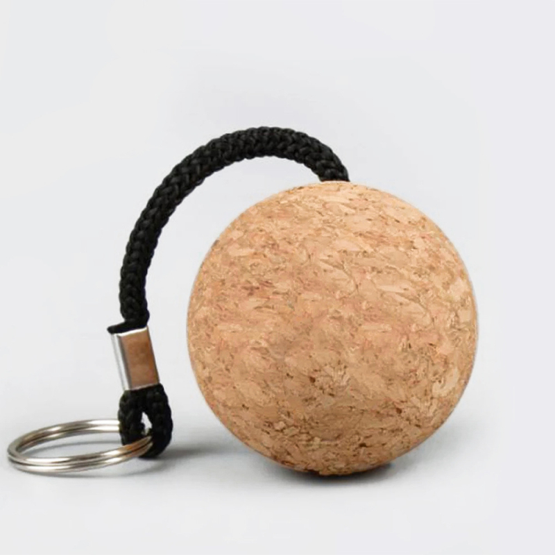 Drveni ključ s kuglom od pluta, lasersko logo, moderan minimalistički dizajn; materijal: drvo+PU; model: drveni ključ