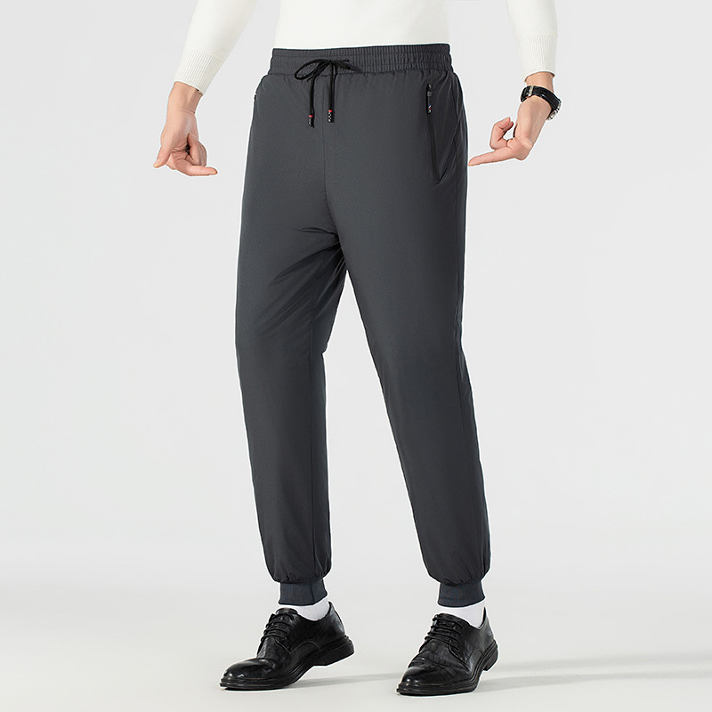 Kényelmes téli nadrág fleece béléssel, egyenes szabású, középmagas derék övvel, fűzővel zárható, 100% poliészter