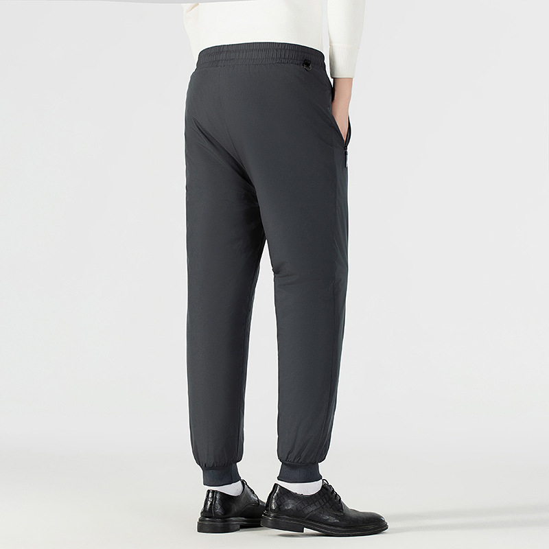 Kényelmes téli nadrág fleece béléssel, egyenes szabású, középmagas derék övvel, fűzővel zárható, 100% poliészter