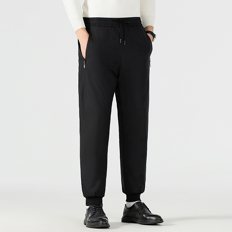 Kényelmes téli nadrág fleece béléssel, egyenes szabású, középmagas derék övvel, fűzővel zárható, 100% poliészter