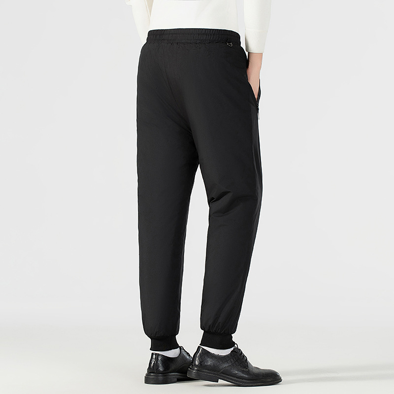 Kényelmes téli nadrág fleece béléssel, egyenes szabású, középmagas derék övvel, fűzővel zárható, 100% poliészter