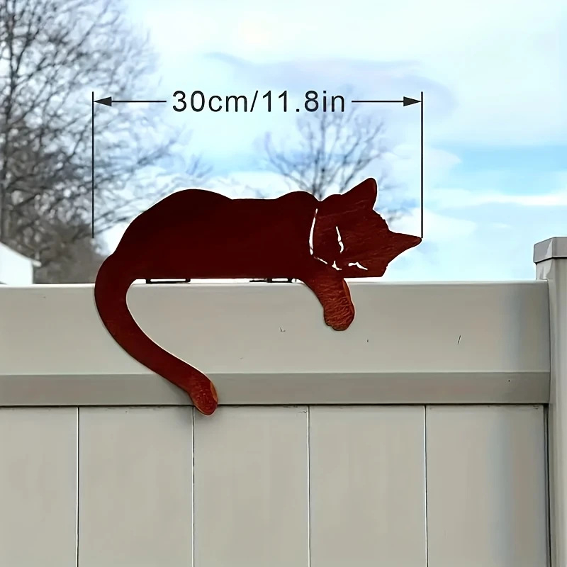 Alvó macska szobor kültéri kerthez, sziluetta, kerítés tetejére szánt dísz, sütőben égetett felület