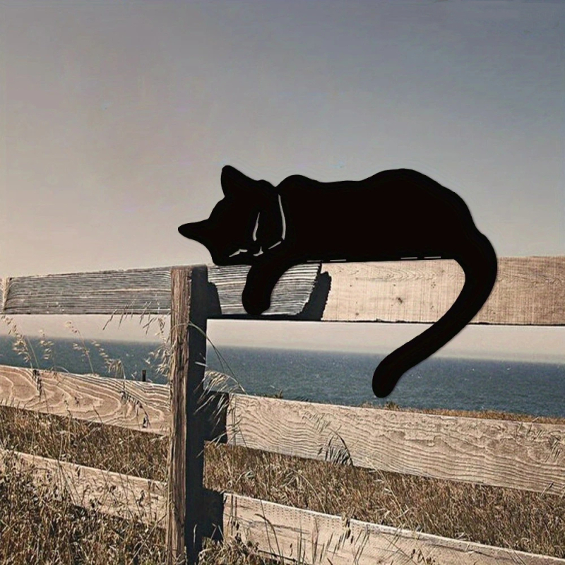 Alvó macska szobor kültéri kerthez, sziluetta, kerítés tetejére szánt dísz, sütőben égetett felület