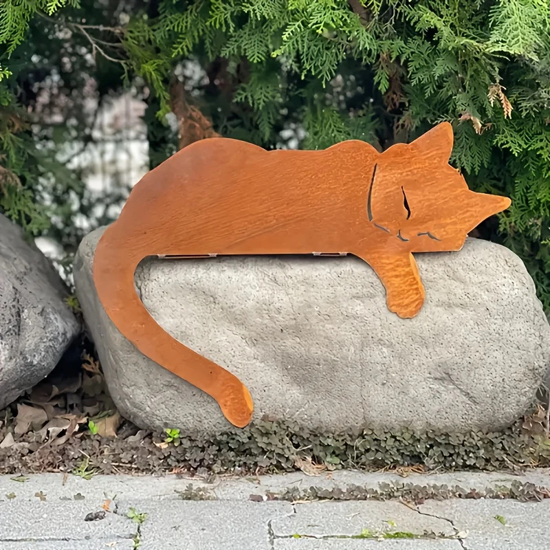 Alvó macska szobor kültéri kerthez, sziluetta, kerítés tetejére szánt dísz, sütőben égetett felület