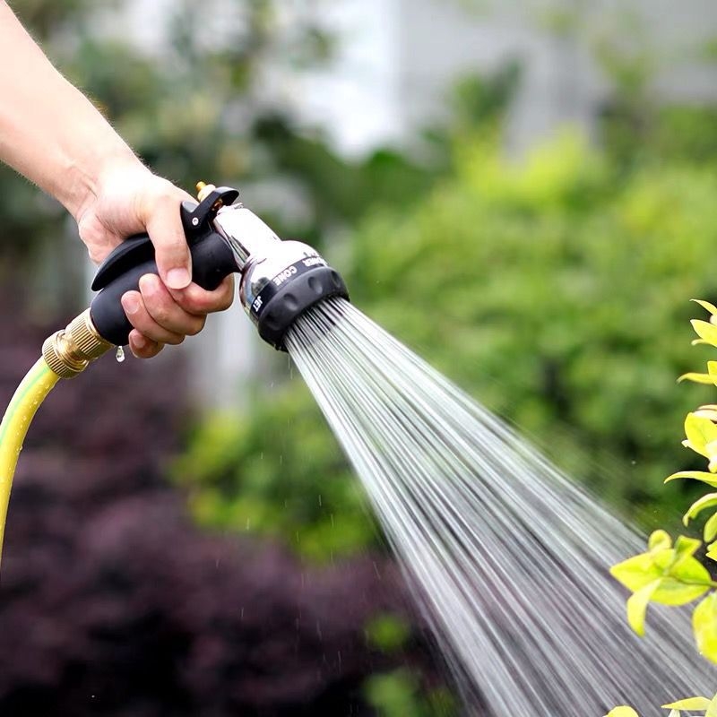 Sakausējuma laistīšanas smidzinātāja komplekts – vara korpuss, sakausējums dūja, sakausējuma pistoles korpuss, plaukstas spiediena rokturis