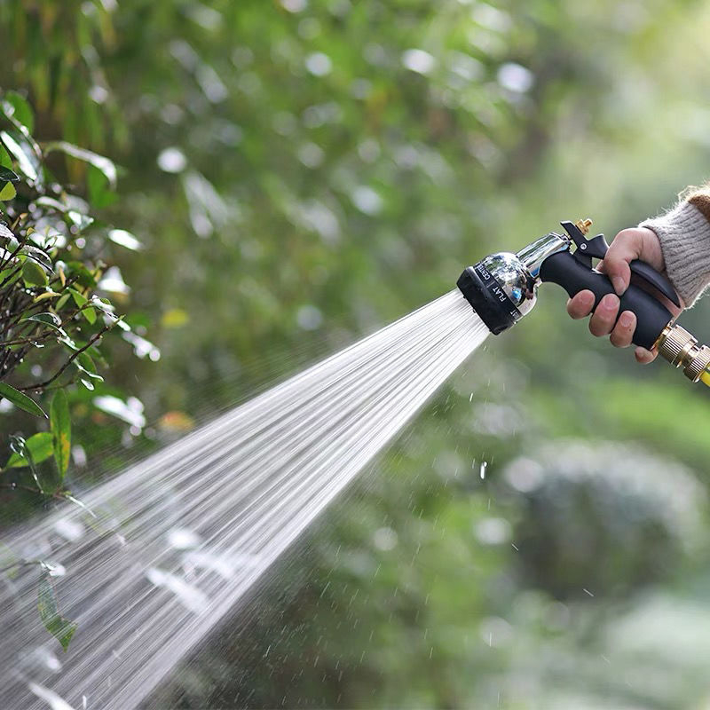 Sakausējuma laistīšanas smidzinātāja komplekts – vara korpuss, sakausējums dūja, sakausējuma pistoles korpuss, plaukstas spiediena rokturis