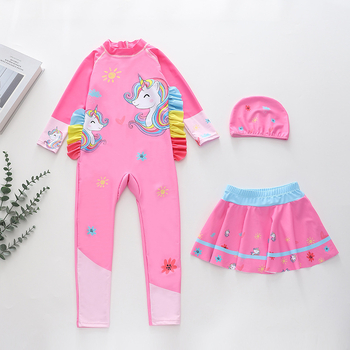 Κοριτσίστικο ολόσωμο μαγιό με UV προστασία, από πολυεστέρα με εσωτερική πολυεστερική επένδυση, για ηλικίες 2–10 ετών, κατάλληλο για κολύμβηση και θαλάσσια σπορ.