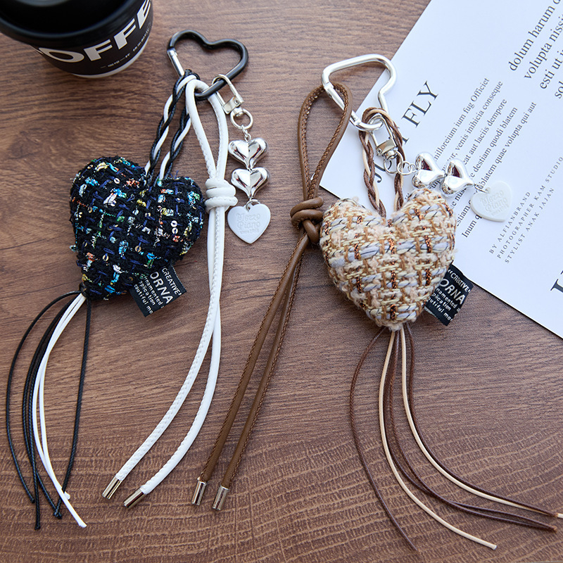 Textilből készült táska függő medál – szív alakú masnival, INS-stílus, fél kézzel készített, 2025 nyár, poggyász kiegészítő
