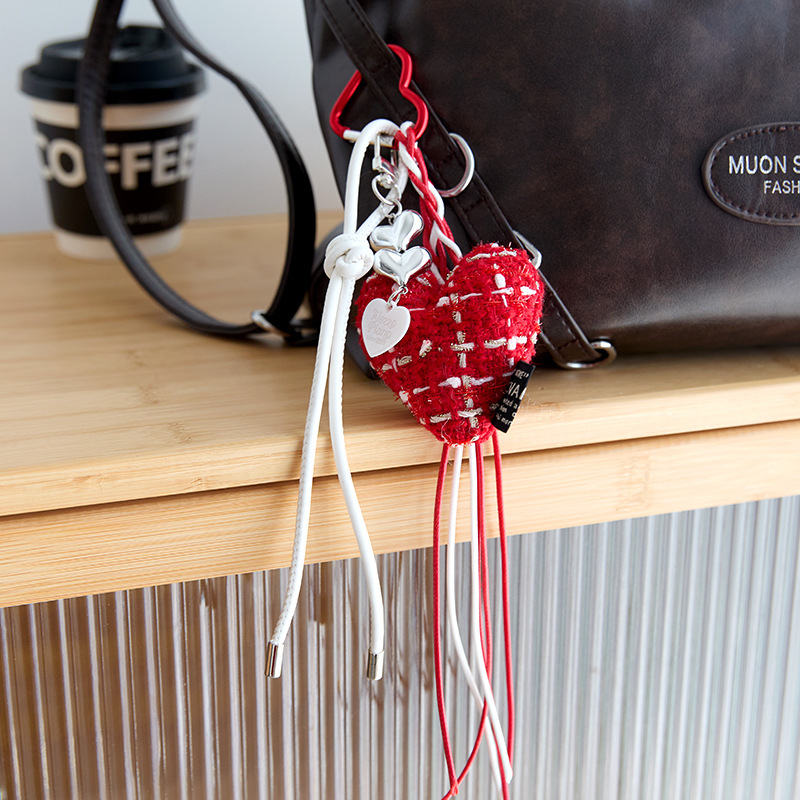 Textilből készült táska függő medál – szív alakú masnival, INS-stílus, fél kézzel készített, 2025 nyár, poggyász kiegészítő