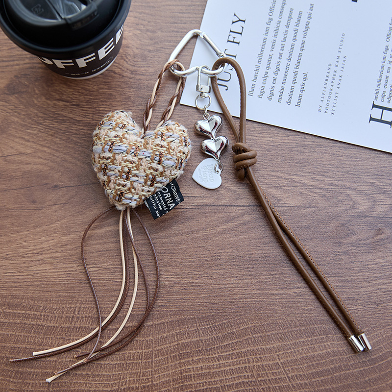 Textilből készült táska függő medál – szív alakú masnival, INS-stílus, fél kézzel készített, 2025 nyár, poggyász kiegészítő