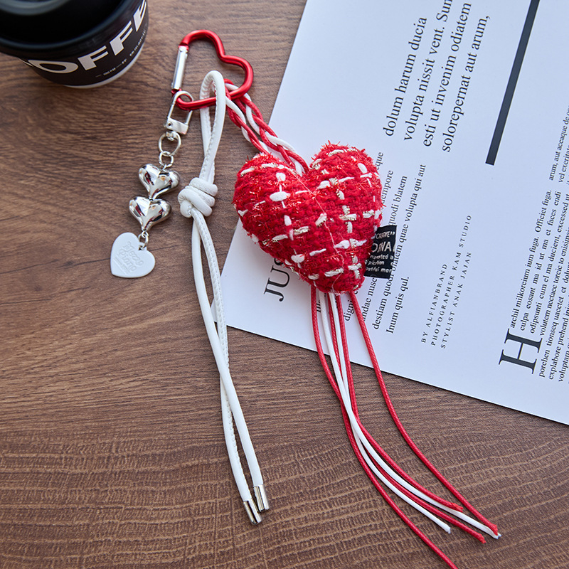 Textilből készült táska függő medál – szív alakú masnival, INS-stílus, fél kézzel készített, 2025 nyár, poggyász kiegészítő