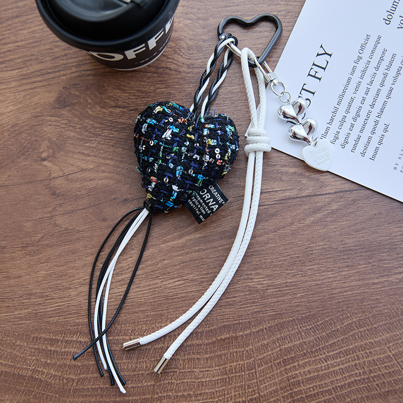 Textilből készült táska függő medál – szív alakú masnival, INS-stílus, fél kézzel készített, 2025 nyár, poggyász kiegészítő