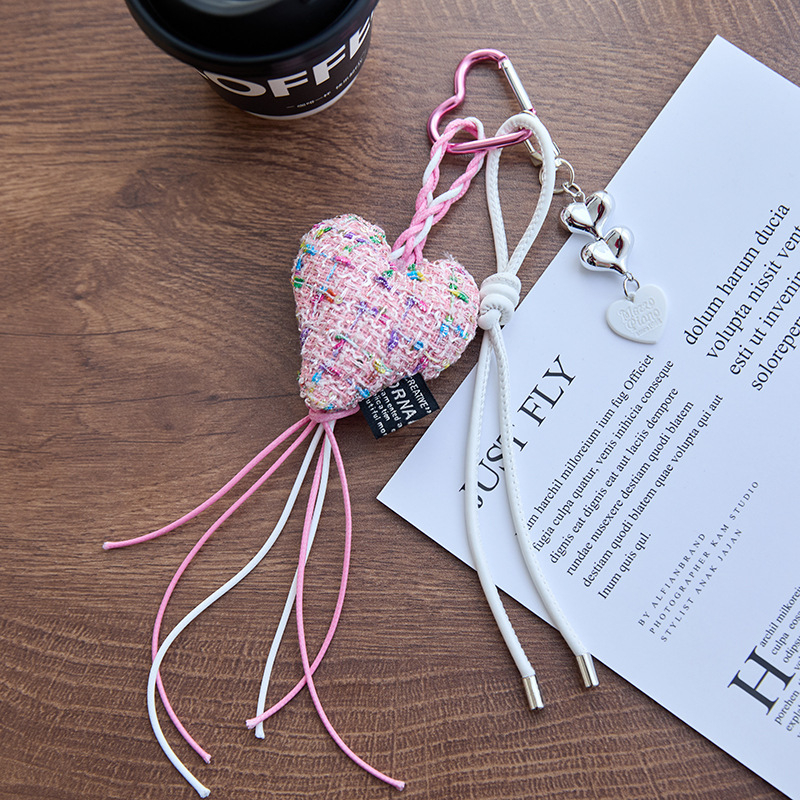 Textilből készült táska függő medál – szív alakú masnival, INS-stílus, fél kézzel készített, 2025 nyár, poggyász kiegészítő
