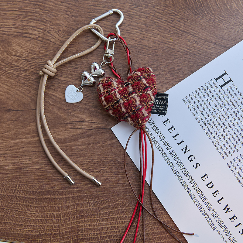 Textilből készült táska függő medál – szív alakú masnival, INS-stílus, fél kézzel készített, 2025 nyár, poggyász kiegészítő