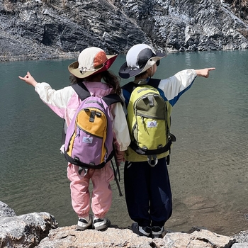 Gyerek hátizsák az óvodába — uniszex, nylonból, könnyű, gerincvédővel és görbült vállpántokkal, alkalmas iskolai használatra