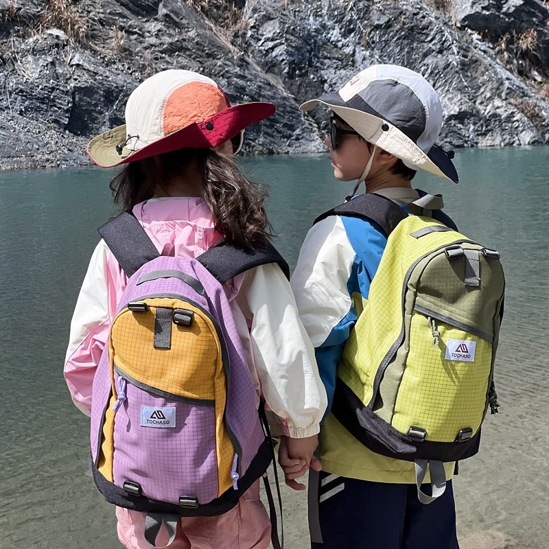 Gyerek hátizsák az óvodába — uniszex, nylonból, könnyű, gerincvédővel és görbült vállpántokkal, alkalmas iskolai használatra