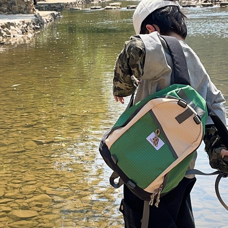 Gyerek hátizsák az óvodába — uniszex, nylonból, könnyű, gerincvédővel és görbült vállpántokkal, alkalmas iskolai használatra