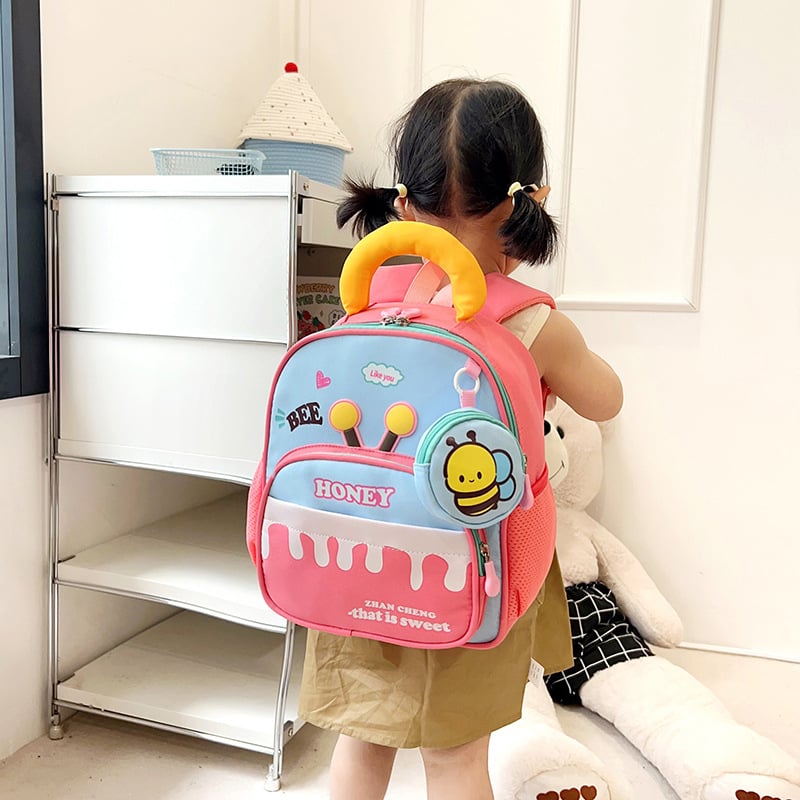 Ruksaks bērnudārzam un 1.–3. klasei, viegls un ar lielu ietilpību, neilons, elpojošs un ļoti viegls, gaisa spilvena plecu siksnas, poliestera odere, dzīvnieku raksts (mazā bites attēls), unisex