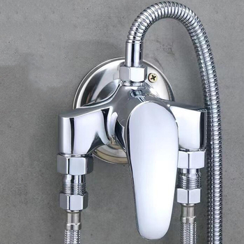 Paviršinis montuojamas trikampis dušo maišytuvas su karšto/šalto vandens mišiniu – 0–90°C diapazonas, darbinis slėgis 1,6 MPa, srautas 10 L/min