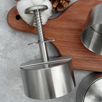 Κυκλική χειροκίνητη πρέσα κρέατος από 304 ανοξείδωτο ατσάλι με αποσπώμενο χερούλι – φόρμα για πίτες κρέατος και βρεφικό πουρέ.