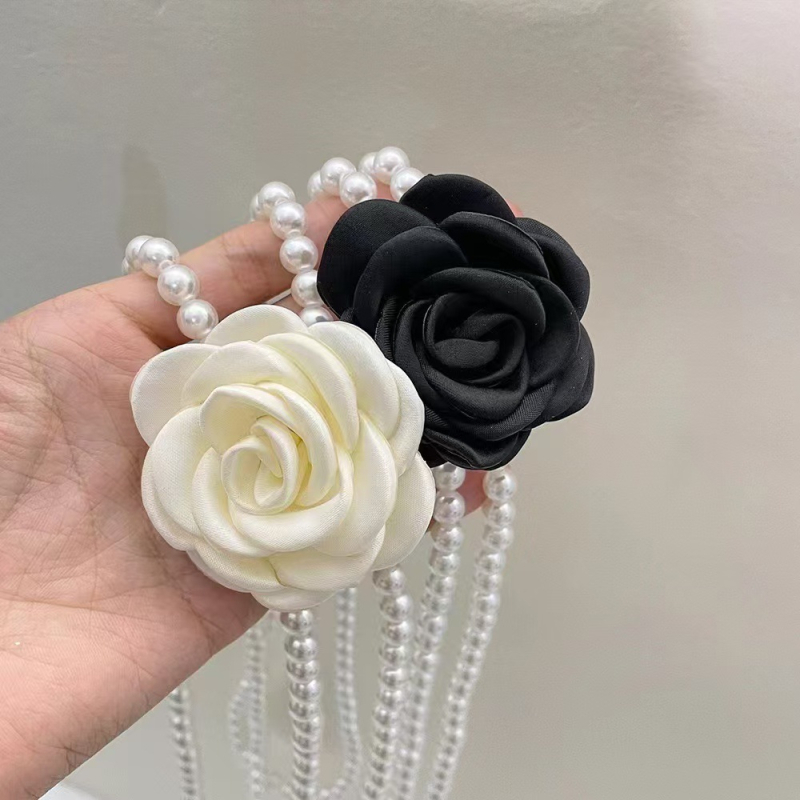 Талийна верига с перли и камелия – винтидж стил, единична обиколка, ширина под 2 см