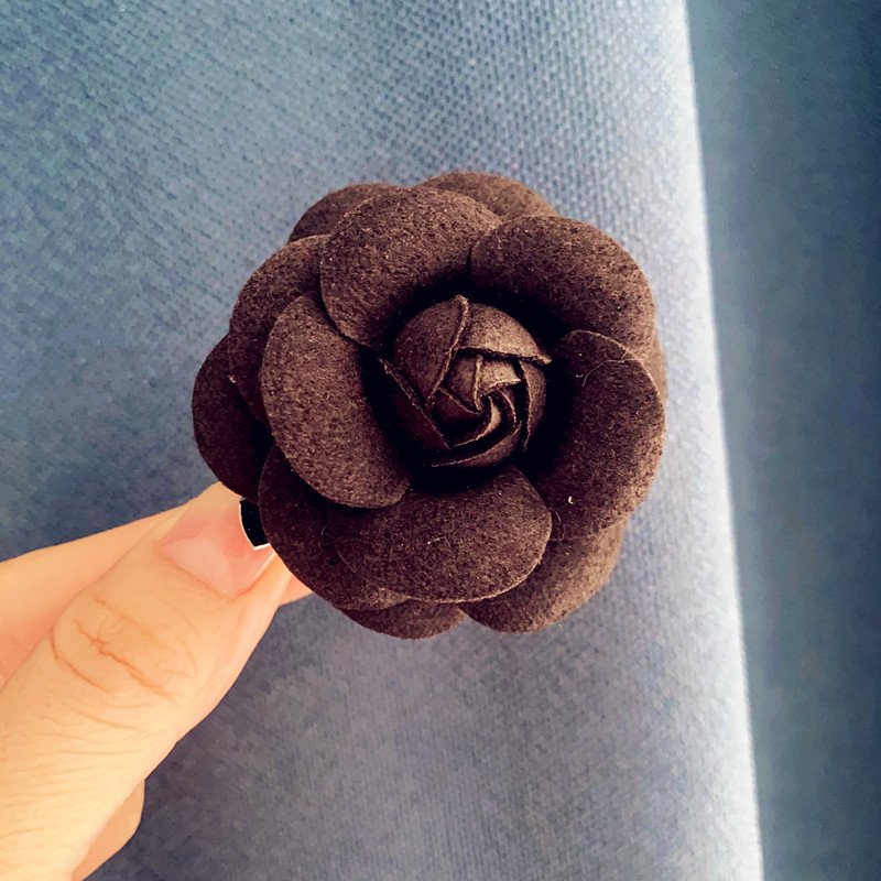 Талийна верига с перли и камелия – винтидж стил, единична обиколка, ширина под 2 см