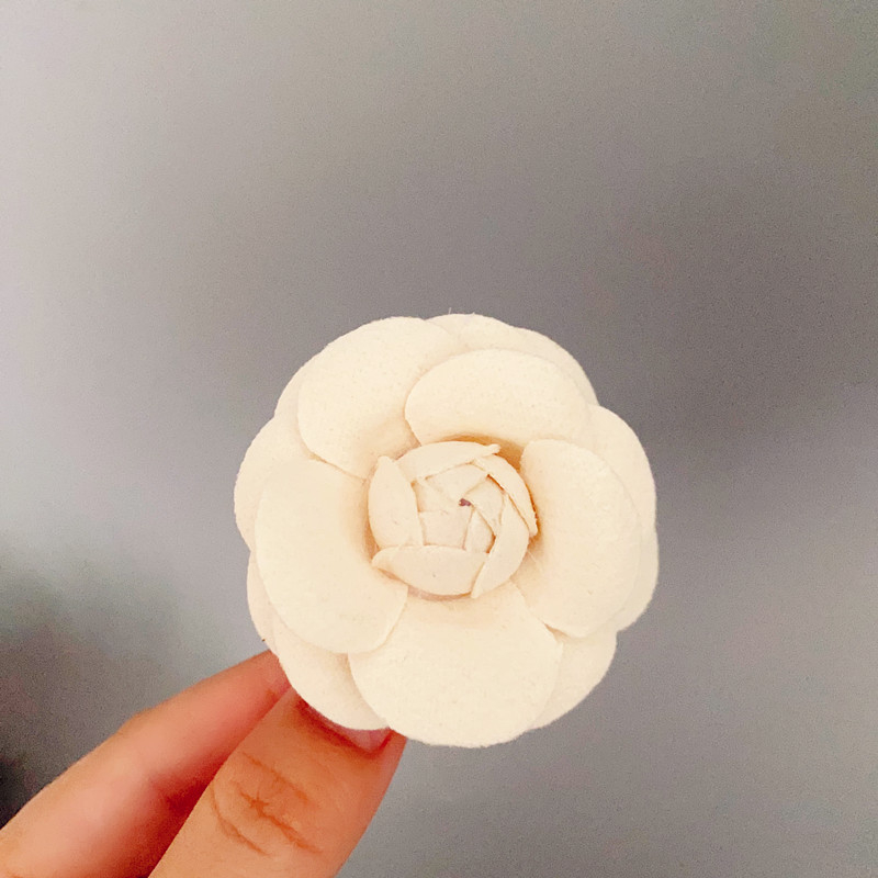 Талийна верига с перли и камелия – винтидж стил, единична обиколка, ширина под 2 см