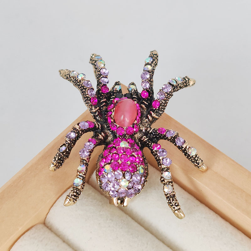 Rovar alakú retro kitűző; anyag: cink ötvözet; funkciók: emlék, kettős használat, ajándék.