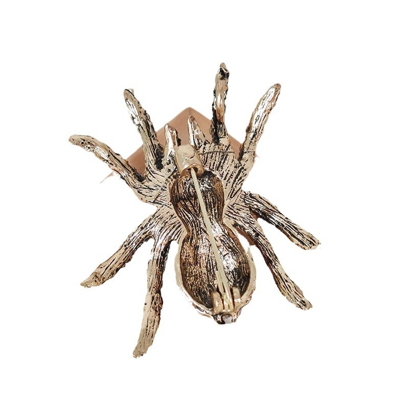 Rovar alakú retro kitűző; anyag: cink ötvözet; funkciók: emlék, kettős használat, ajándék.