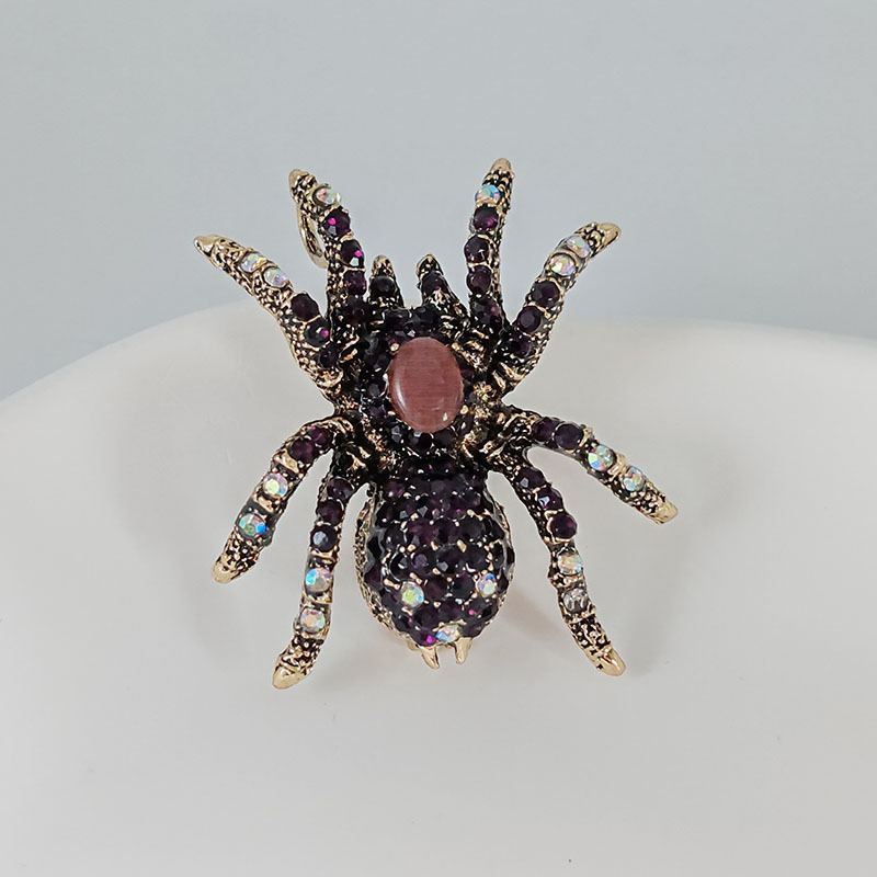 Rovar alakú retro kitűző; anyag: cink ötvözet; funkciók: emlék, kettős használat, ajándék.