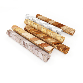 Самозалепващи подови стикери с дървена шарка и релефна повърхност - марка Qian chen; високо качество; дебелина 0,2 мм; структура: композит; подходящи за баня, хол, спалня, коридор и други помещения