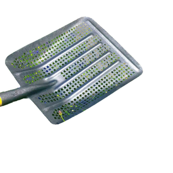 Sodininko kastuvė su tuščiavidure sustiprinta konstrukcija iš mangano plieno ir sietu su apskritomis skylėmis kukurūzams ir žemės riešutams