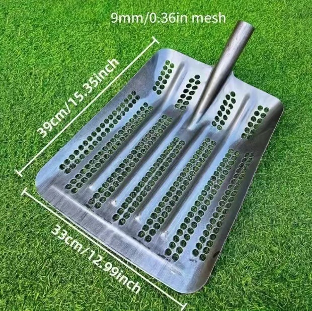 Sodininko kastuvė su tuščiavidure sustiprinta konstrukcija iš mangano plieno ir sietu su apskritomis skylėmis kukurūzams ir žemės riešutams