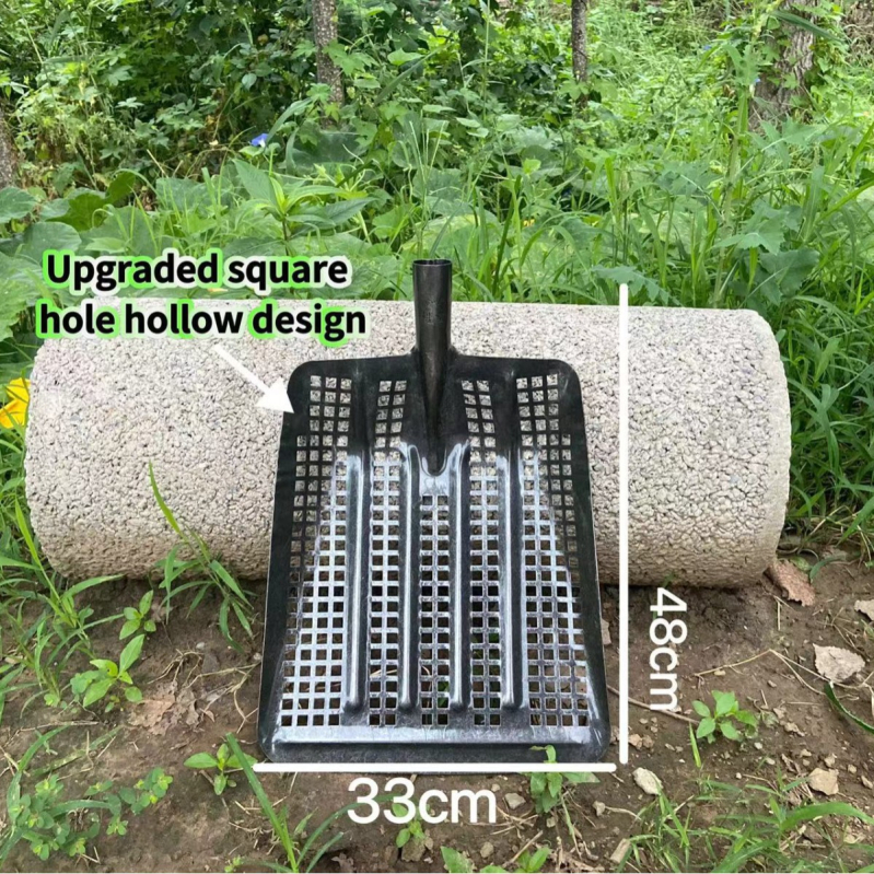 Sodininko kastuvė su tuščiavidure sustiprinta konstrukcija iš mangano plieno ir sietu su apskritomis skylėmis kukurūzams ir žemės riešutams