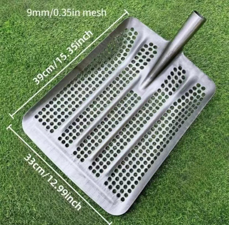 Sodininko kastuvė su tuščiavidure sustiprinta konstrukcija iš mangano plieno ir sietu su apskritomis skylėmis kukurūzams ir žemės riešutams