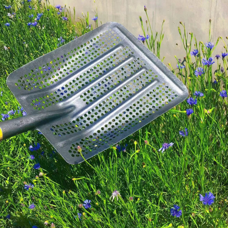 Sodininko kastuvė su tuščiavidure sustiprinta konstrukcija iš mangano plieno ir sietu su apskritomis skylėmis kukurūzams ir žemės riešutams