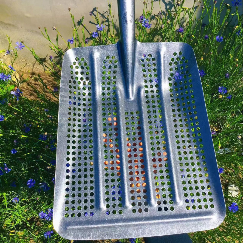 Sodininko kastuvė su tuščiavidure sustiprinta konstrukcija iš mangano plieno ir sietu su apskritomis skylėmis kukurūzams ir žemės riešutams