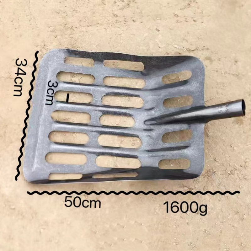 Sodininko kastuvė su tuščiavidure sustiprinta konstrukcija iš mangano plieno ir sietu su apskritomis skylėmis kukurūzams ir žemės riešutams