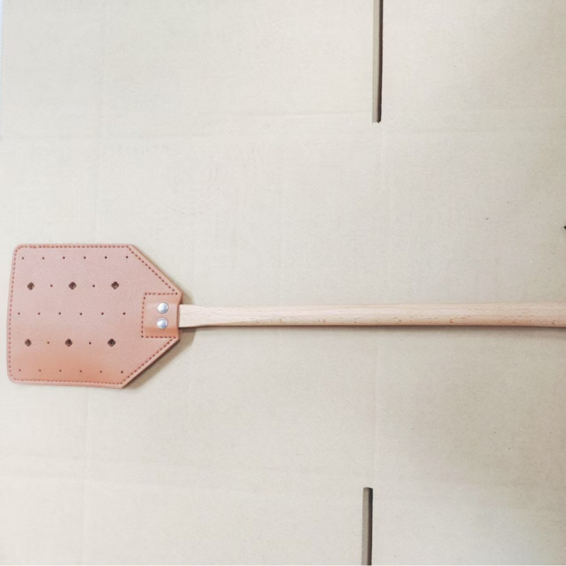 Odinė musėms plaktuvė su ilga bukmedžio rankena — tvirta konstrukcija, netoksiška, personalizavimo galimybė