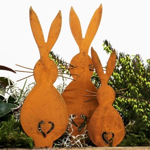 Kovácsoltvas kertdísz modern minimalist stílussal, virágtartó betéttel