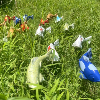 Γλυπτό κήπου από ρητίνη με koi για γρασίδι — διακοσμητικά από ρητίνη, τέχνη κήπου