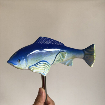 Γλυπτό κήπου από ρητίνη με koi για γρασίδι — διακοσμητικά από ρητίνη, τέχνη κήπου