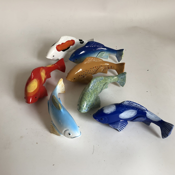 Γλυπτό κήπου από ρητίνη με koi για γρασίδι — διακοσμητικά από ρητίνη, τέχνη κήπου