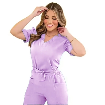 Unisex medicininių scrubs komplektas; viršus su trumpomis rankovėmis ir V kaklu bei kelnės; drėgmei šalinantis poliesterio-elastano mišinys (90–95% poliesterio, iki 30% elastano); vasaros svoris.