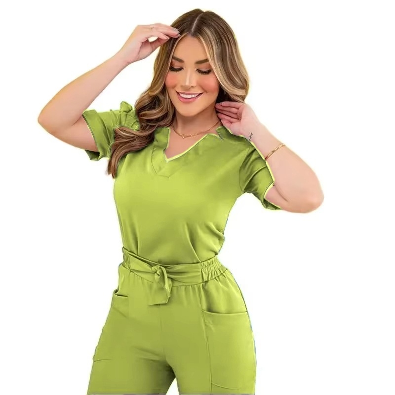 Unisex medicininių scrubs komplektas; viršus su trumpomis rankovėmis ir V kaklu bei kelnės; drėgmei šalinantis poliesterio-elastano mišinys (90–95% poliesterio, iki 30% elastano); vasaros svoris.