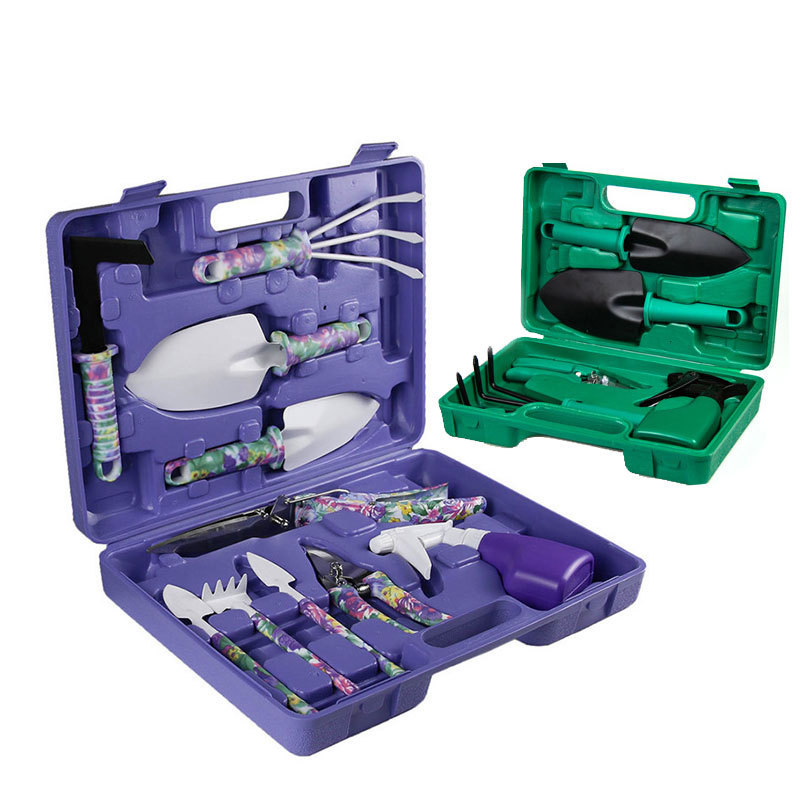 Kertészeti szerszámkészlet: ásó, metszőolló és permetező; vasfejű, műanyag fogantyúval; erkélyre, cserepekbe és a kertbe.