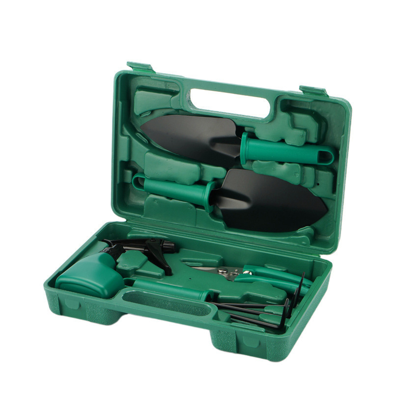 Kertészeti szerszámkészlet: ásó, metszőolló és permetező; vasfejű, műanyag fogantyúval; erkélyre, cserepekbe és a kertbe.